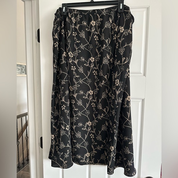 Dresses & Skirts - Chic Black & Tan reversible 2 print women’s plus 3X skirt.